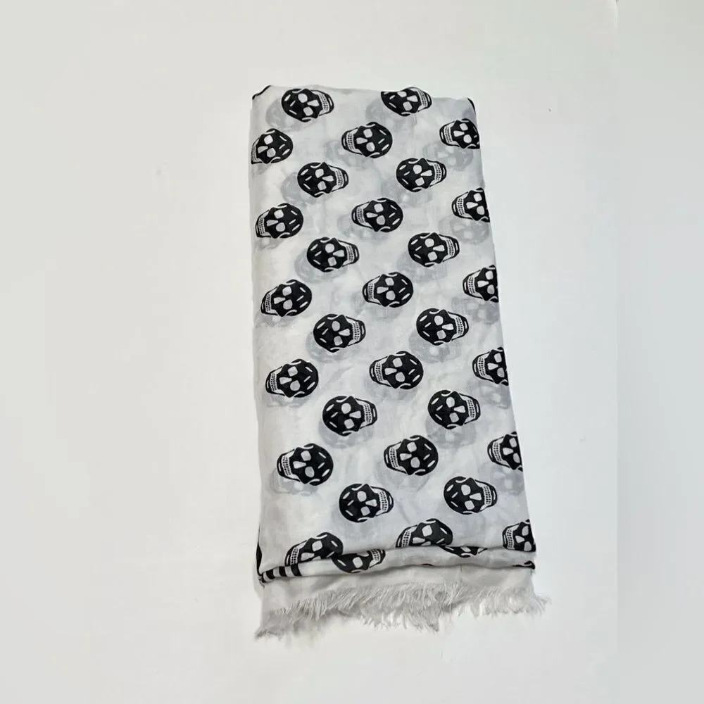 Alexander McQueen scarf in fabric with Skull print